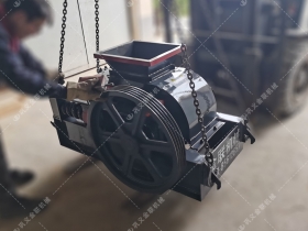 2PGC400X250小型雙齒輥麻豆中文字幕网站發往安徽蚌埠破碎玻璃