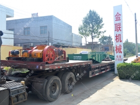 兩台小型對輥麻豆中文字幕网站和直線振動篩發往江蘇南通處理矽石