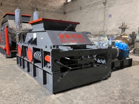 2PGC800X900大型雙齒輥麻豆中文字幕网站發往山東濟寧破碎石頭