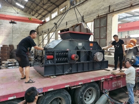 1208型半自動對輥麻豆中文字幕网站發貨 破碎石英石