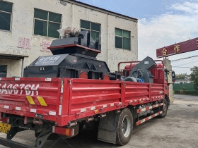 中型製砂設備2PG0806對輥麻豆成人精品發往河南